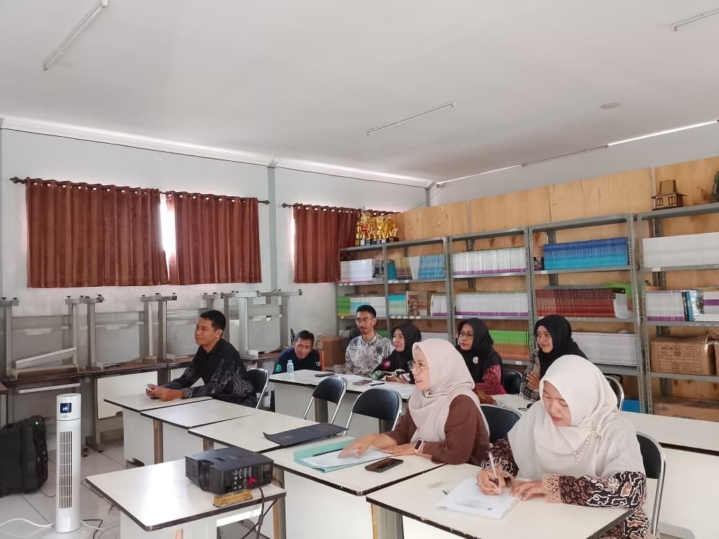 Tim Next IT berdiskusi dengan guru SMKN 1 Katapang dalam program sinkronisasi kurikulum